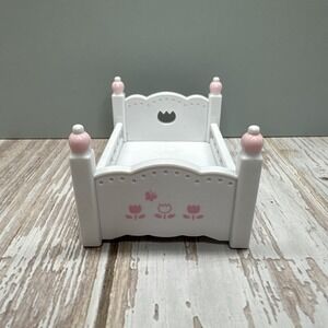 Epoch Sylvanian Families Calico Critters White/Pink Single Baby Crib Bed 2.5"